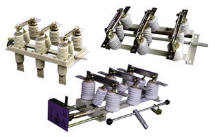 高壓隔離開關(guān)是發(fā)電廠和變電站電氣系統(tǒng)中重要的開關(guān)電器，需與高壓斷路器配套使用。隔離開關(guān)適用于三相交流50Hz，額定電壓12KV的戶內(nèi)裝置。供高壓設(shè)備的有電壓而列負(fù)荷載的情況下接通，切斷或轉(zhuǎn)換線路之用。其主要功能是：保證高壓電器及裝置在檢修工作時的安全，起隔離電壓的作用，不能用與切斷、投入負(fù)荷電流和開斷短路電流，僅可用于不產(chǎn)生強(qiáng)大電弧的某些切換操作，即是說它不具有滅弧功能；按安裝地點不同分為：屋內(nèi)式和屋外式；按絕緣支柱數(shù)目分為：單柱式，雙柱式和三柱式，各電壓等級都有可選設(shè)備。
